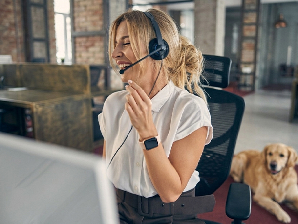 Customer Service Dame im Büro mit ihrem Hund