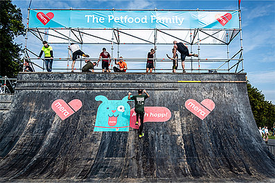 Menschen klettern die mera Rampe bei Mud Masters hoch Menschen klettern die mera Rampe bei Mud Masters hoch