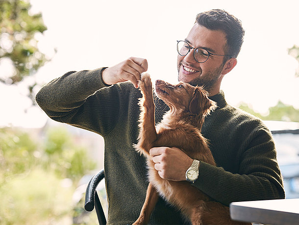 Mann spielt mit seinem Hund