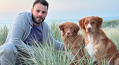 mera the Petfood Family Podcast Raphael Taru mit zwei Hunden