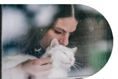 Frau mit Katze am Kuscheln Frau mit Katze am Kuscheln