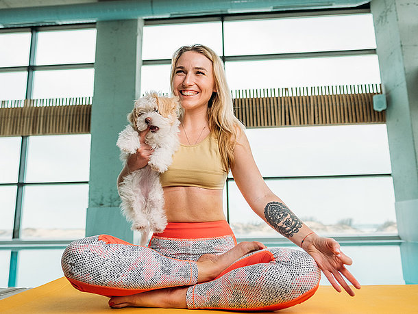 Welpe macht mit seinem Herrchen Yoga 