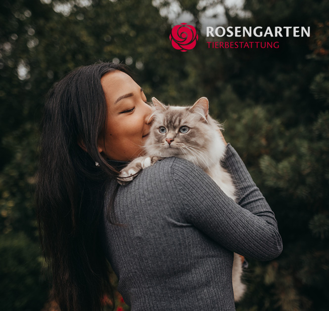 Bild einer Frau mit Katze der Rosengarten Tierbestattung 