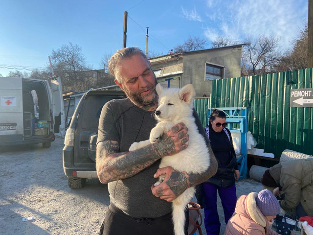 Ralf Seeger mit Hund auf dem Arm in der Ukraine Ralf Seeger mit Hund auf dem Arm in der Ukraine